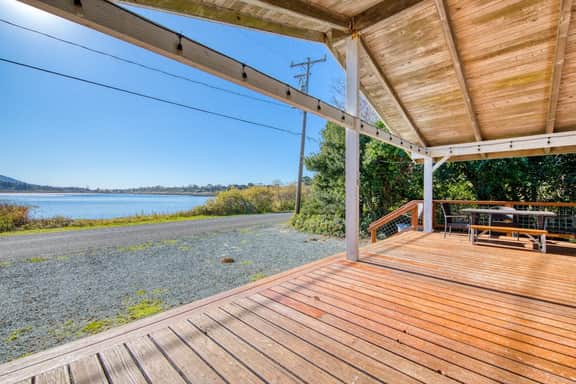 Rustic waterfront woodland lodge with impressive lake views from patio - Image 4