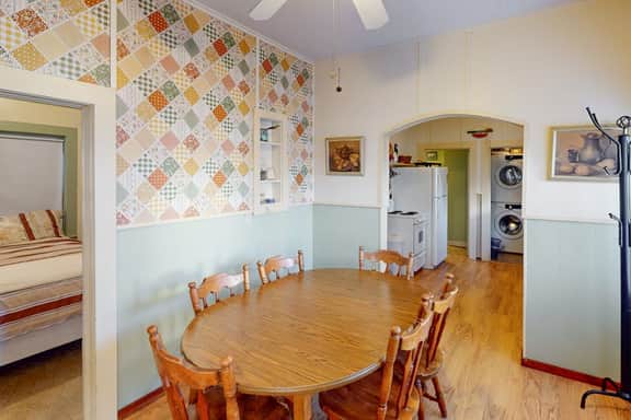 Charming Cottage with Central Location Mountain Views and Beach Access Across Street - Image 5