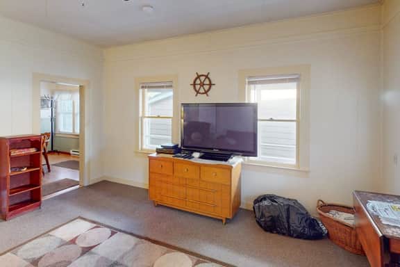 Charming Cottage with Central Location Mountain Views and Beach Access Across Street - Image 4