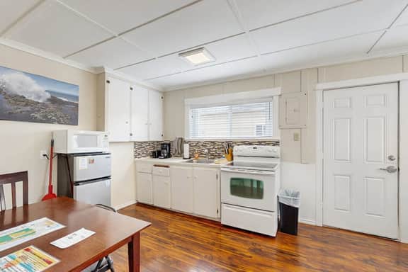Modern Dog Friendly Cottage in a Great Location Minutes to Downtown and Beach - Image 4