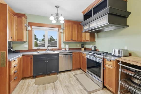 A Craftsman style gem, hot tub, close to ocean - Image 4