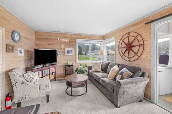Coastal cottage in Rockaway Beach, steps to ocean - Image 3
