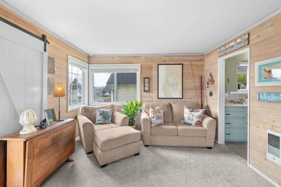 Coastal cottage in Rockaway Beach, steps to ocean - Image 5