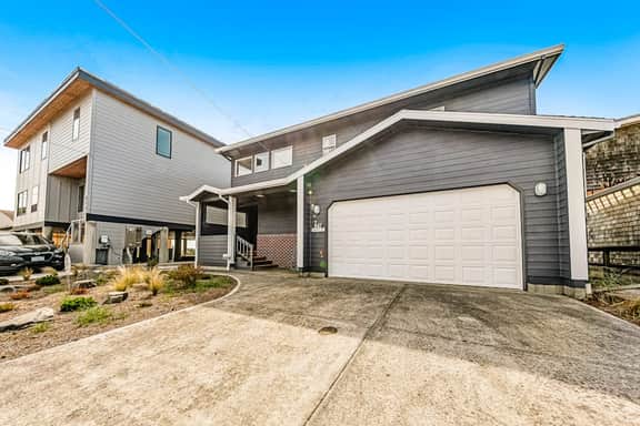 Two story oceanfront retreat with a washer dryer firepit and Ping Pong table - Image 2