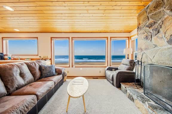Two story oceanfront retreat with a washer dryer firepit and Ping Pong table - Image 4