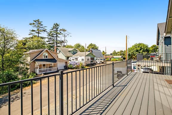 Coastal getaway with deck beach gear and washer dryer walk to beach - Image 3