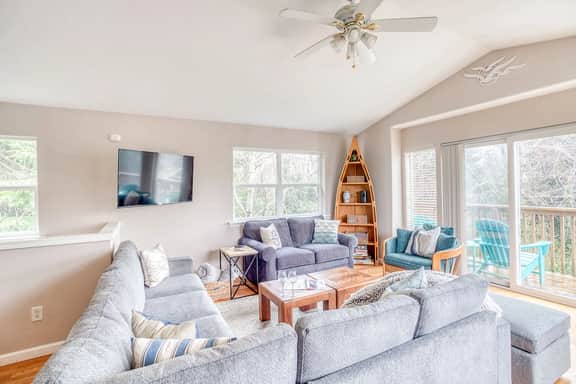 Bright home near beach with fast WiFi fireplace and washer dryer - Image 5