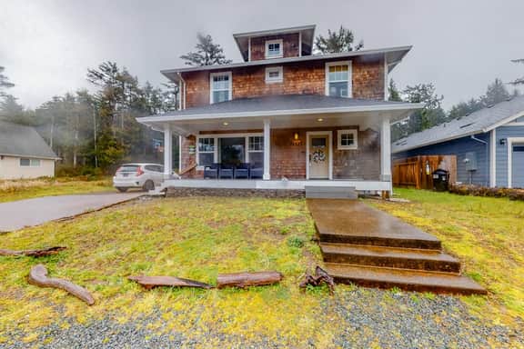 Beautiful Craftsman home with private hot tub and pool table walk to beach - Image 2