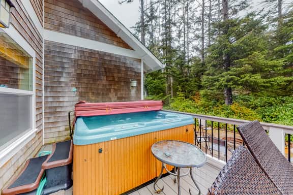 Beautiful Craftsman home with private hot tub and pool table walk to beach - Image 4