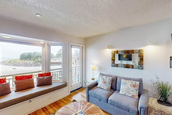 Oceanfront 2nd floor condo with ocean views balcony and seasonal beach access - Image 4