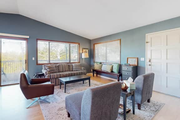 Comfortable inviting home with great deck 2 blocks to the beach - Image 2