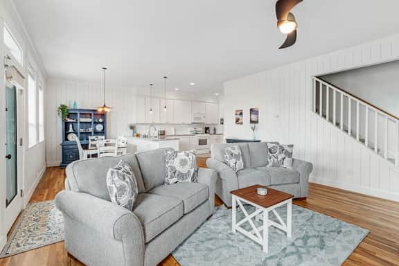 Oceanview home with WiFi washer dryer gas fireplace balcony - Image 4