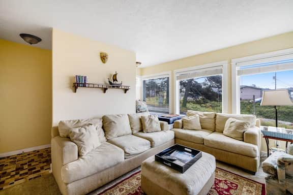 Beach View Dog Friendly Home with Gas Fireplace Deck Beach Access and Free WiFi - Image 4