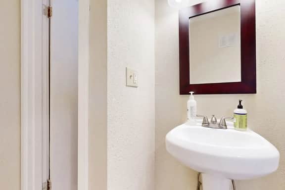 Affordable Dog Friendly Studio Ocean Views and Nearby Beach Access - Image 5