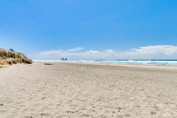 Classic Beach House with Firepit Full Kitchen Fenced Yard Dogs Welcome - Image 4
