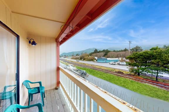 Classy Dog Friendly Studio with Free WiFi and Cable Walk to the Beach - Image 2