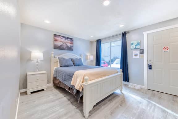 Coastal room near the beach and downtown dog friendly - Image 2