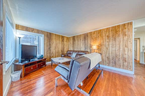 Dog Friendly Beach Escape with a Prime Seaside Location and Room for a Family - Image 2
