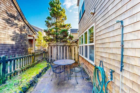 Coastal home walking distance to the beach with outdoor shower and fireplace - Image 2