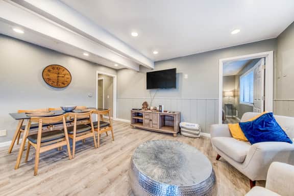 Deluxe Dog Friendly Room with full kitchen near the beach and downtown - Image 3