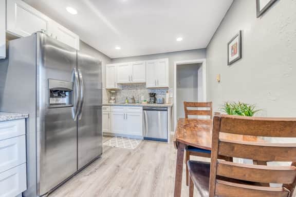 Deluxe Dog Friendly Room with full kitchen near the beach and downtown - Image 5