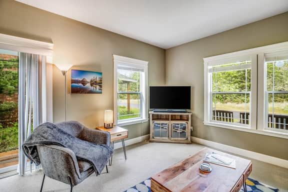 Cozy coastal retreat with deck grill firepit and WiFi walk to beach - Image 4