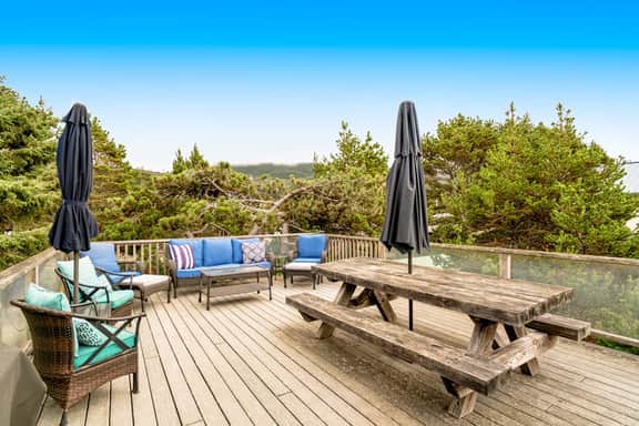 Dog friendly home across street from beach with rooftop deck and views - Image 2