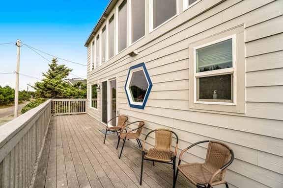 Dog friendly home across street from beach with rooftop deck and views - Image 4
