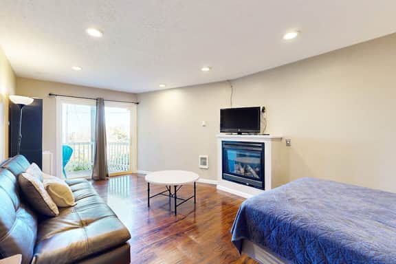 Dog Friendly Studio with Private Balcony Miles of Beach just Steps Away - Image 4