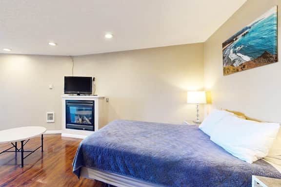 Dog Friendly Studio with Private Balcony Miles of Beach just Steps Away - Image 5