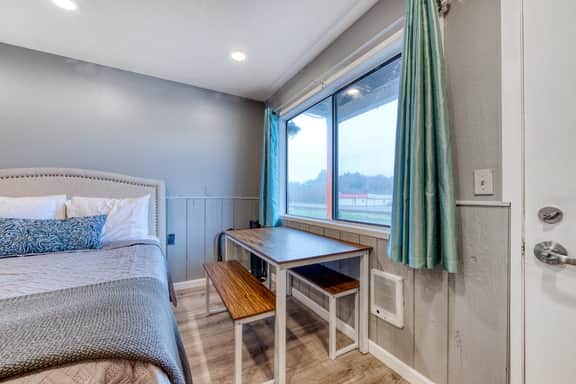 Dog Friendly Room with Full Kitchen Walk to the Beach and Downtown - Image 3