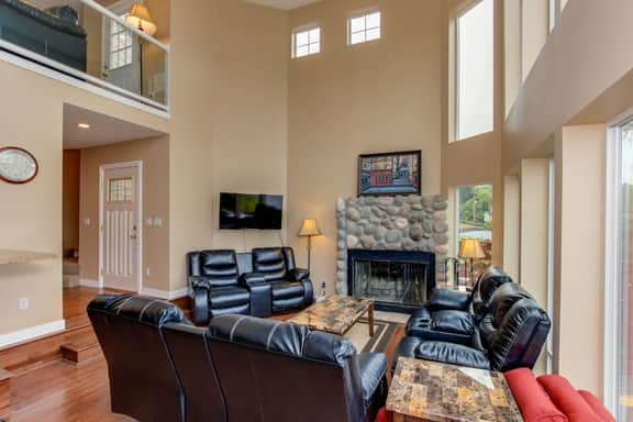 Dog Friendly Lakefront Vacation Home with Stunning Views and Spacious Deck - Image 3