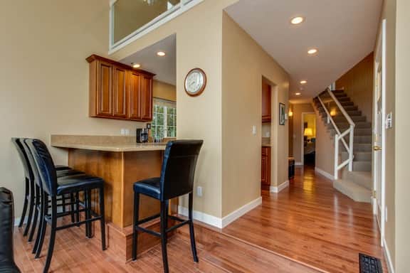Dog Friendly Lakefront Vacation Home with Stunning Views and Spacious Deck - Image 5