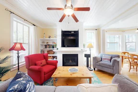 Dog Friendly Home with Private Hot Tub Free WiFi Decks and Gas Grill - Image 2