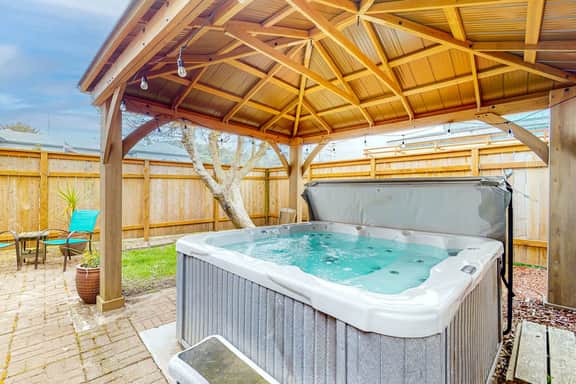 Dog Friendly Cottage with Private Hot Tub Close to Beach and Downtown - Image 2