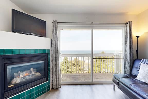 Dog Friendly Studio with Ocean Views WiFi Short Walk to the Beach - Image 2
