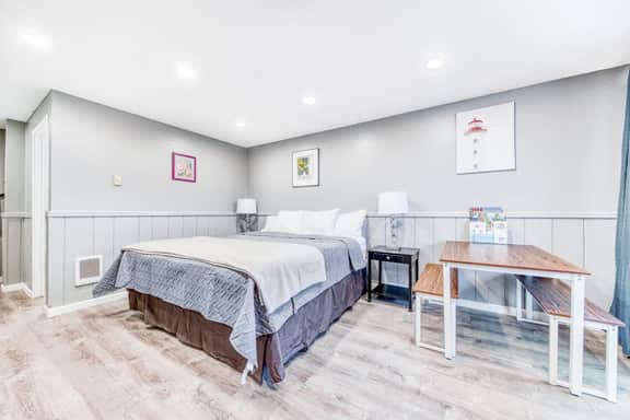 Dog Friendly Room with Kitchen Located Near the Beach and Downtown - Image 2