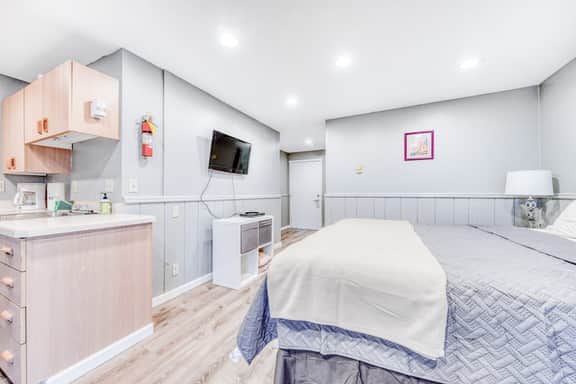 Dog Friendly Room with Kitchen Located Near the Beach and Downtown - Image 3