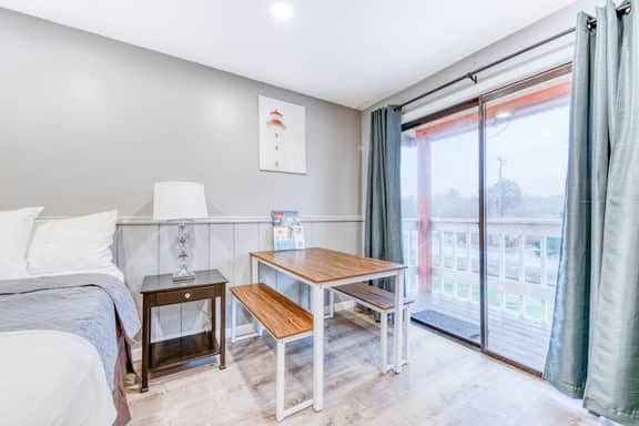 Dog Friendly Room with Kitchen Located Near the Beach and Downtown - Image 4