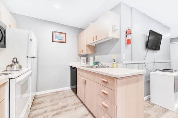 Dog Friendly Room with Kitchen Located Near the Beach and Downtown - Image 5
