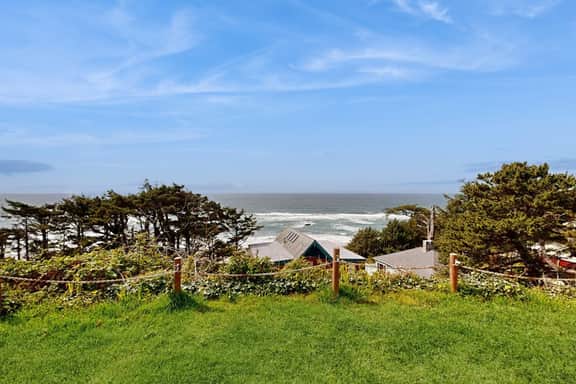 Dog Friendly Studio with Ocean Views WiFi and Nearby Beach Access - Image 4