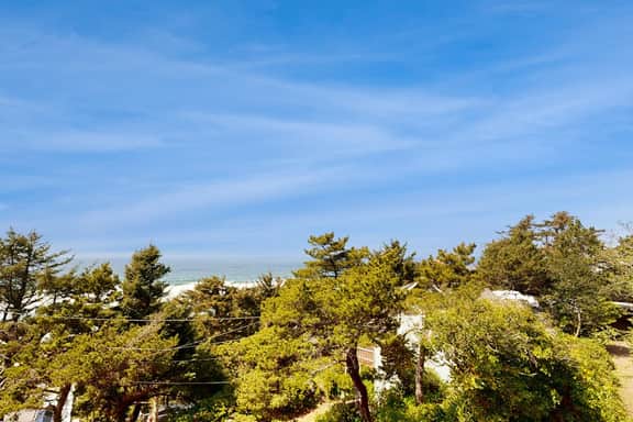 Dog Friendly Studio with Free WiFi Ocean Views and Easy Beach Access - Image 2