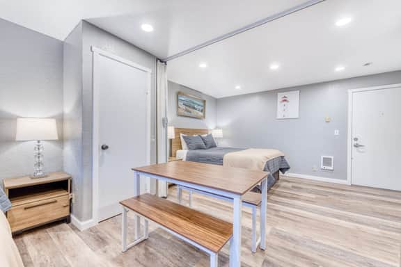Dog friendly Two Room Combination Walk to Downtown and the Beach - Image 5