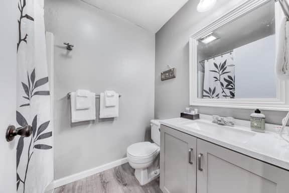Dog friendly Two Room Combination Walk to Downtown and the Beach - Image 4
