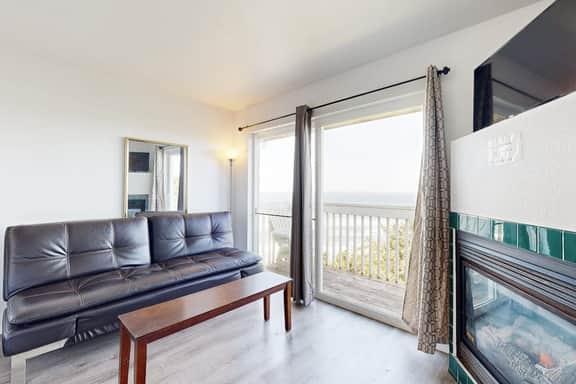 Dog Friendly Studio with Superb Ocean Views and Nearby Beach Access - Image 2