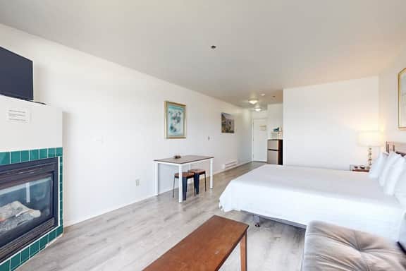 Dog Friendly Studio with Superb Ocean Views and Nearby Beach Access - Image 5