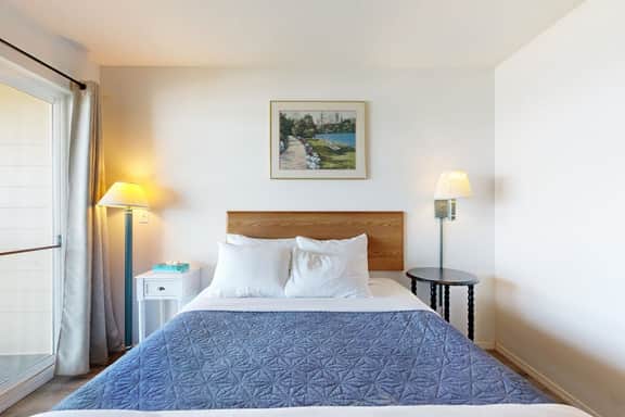 Dog Friendly Studio Condo with Ocean Views WiFi Close to Everything - Image 4