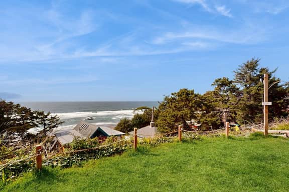 Dog Friendly Suite with Ocean Views Balcony Free WiFi and Nearby Beach Access - Image 3