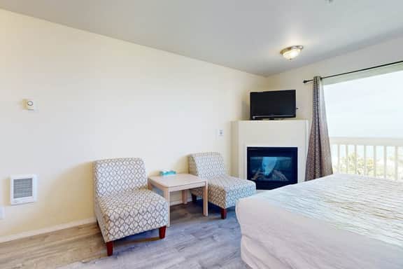 Dog Friendly Suite with Ocean Views Balcony Free WiFi and Nearby Beach Access - Image 4