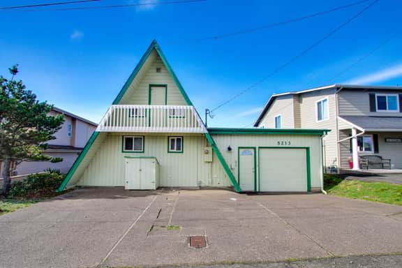 Dog friendly A frame cottage oceanfront with ocean views and two blocks from beach - Image 4